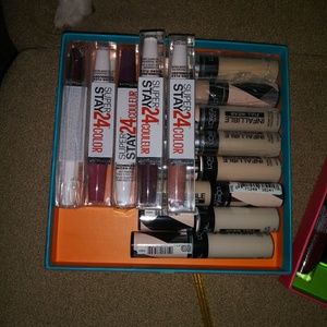 Lipgloss and concealer